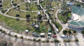 Apartmanda yaşamaya korkan Adanalılar parkta konaklıyor