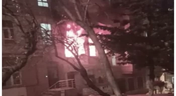 Beyoğlu’nda korkutan yangın: Mahsur kalan 2 kişiyi itfaiye ekipleri kurtardı