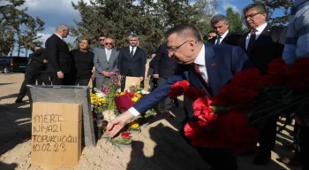 Cumhurbaşkanı Yardımcısı Oktay, KKTC’de depremde ölen öğrencilerin mezarını ziyaret etti