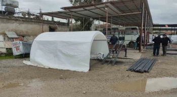Deprem bölgesinde başkan ve ekibi kendi çadırlarını üretti