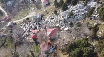 Deprem kayaları söktü, ev ve ağaçlara zarar verdi