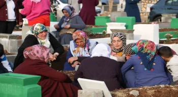 Depremde hayatını kaybedenlerin yakınları mezarlıktan ayrılmıyor
