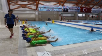 Depremzede çocuklara yüzme eğitimi
