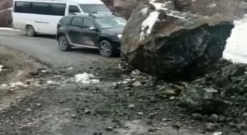Devasa kaya parçaları köy yolunu kapattı