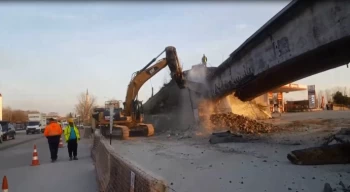 Edirne’de asırlık tren yolu üst geçidi yıkıldı
