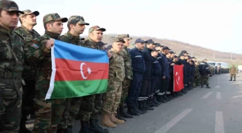 Enkazdan 53 kişiyi sağ çıkartan 236 Azerbaycan personeli dönüşe geçti
