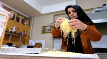 Erzincan’da iftar sofralarının vazgeçilmez lezzeti: “Kesme kadayıf tatlısı”