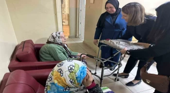 Gönüllü kadınların ördüğü diz battaniyeleri, huzurevinde kalan yaşlılara hediye edildi