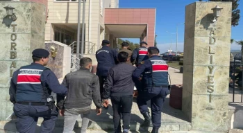 İzmir’de okula dadanan hırsızlar jandarmadan kaçamadı