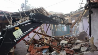 İzmit’te 1999’un ağır hasarlı binaları yıkılıyor