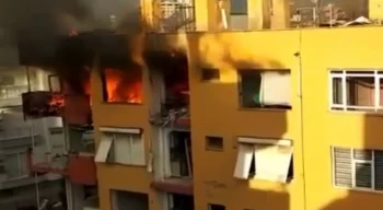 Kentsel dönüşüme giren binadaki yangın mahalleliyi tedirgin etti