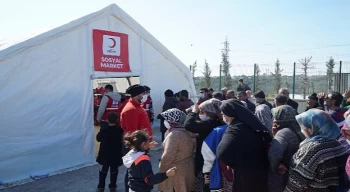 Kızılay’ın Deprem Bölgesindeki Yardım Seferberliği 6 ilde 12 sosyal market hizmet veriyor