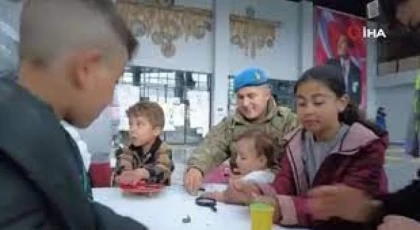 Komandolar Malatya’da çocuklarla ilgileniyor