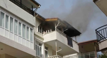 Kriz geçirip evi ateşe verdi, müdahale için gelen ekiplere ecel teri döktürdü