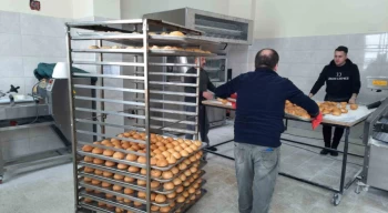 Meslek liseli gençler günlük ekmek üretimine devam ediyor