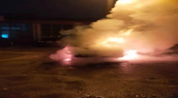 Otomobil alev alev yandı, geriye demir yığınları kaldı