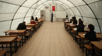 Özer, "Deprem Bölgesinde Eğitim" gündemiyle CHP heyeti ile bir araya geldi