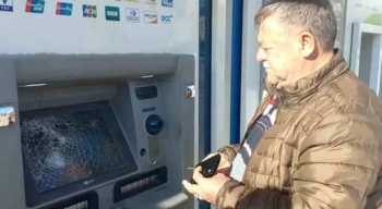 Parke taşıyla banka ATM’lerini tahrip etti