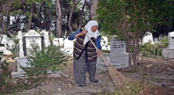 Raziye Teyze 12 senedir her sabah mezarları temizliyor