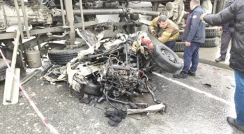 Sultangazi’de kaza yapan beton mikseri otomobilin üzerine devrildi: 2 yaralı