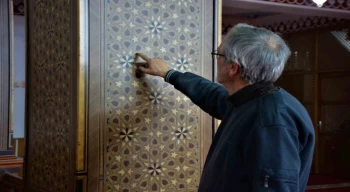 Unutulmaya yüz tutan sanat dünyada ilk kez bir camide uygulandı