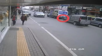 Yolun karşısına geçmek isteyen çocuğa otomobil çarptı