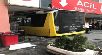 Fenalaşan yolcuyu hastaneye yetiştiren belediye otobüsü acil girişinde sıkıştı