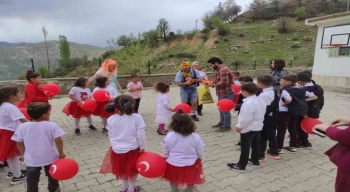 Seyyar tiyatro ekibi köy köy dolaşarak çocukların yüzünü güldürüyor