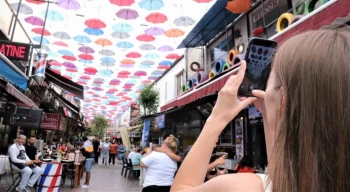 450 şemsiyenin gölgelediği cadde, turistlerin uğrak mekanı oldu