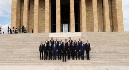 Bakan Tekin, Cumhurbaşkanı Erdoğan Başkanlığındaki Yeni Kabine İle Anıtkabir'i Ziyaret Etti