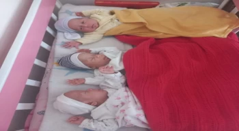 Üçüz bebek dünyaya getiren anne hayırseverlerden bez ve kıyafet yardımı istedi