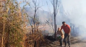 Köylerini saran yangını söndürmek için kadın erkek, yediden yetmişe seferber oldu