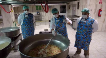 Yozgat’ta 4 bin 800 öğrencinin öğle yemeğini yine öğrenciler pişiriliyor