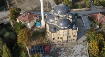 Bu caminin elektrik ihtiyacı güneş panellerinden karşılanıyor
