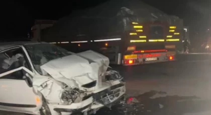 Tırla otomobilin çarpıştığı kazada polis ve eşi hayatını kaybetti