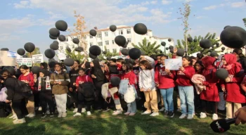 Batman’da Filistinli çocuklar için gökyüzüne siyah balon bırakıldı