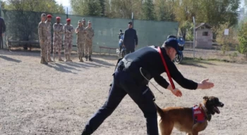 JAKEM köpekleri hünerlerini Katarlı askerler için sergilediler