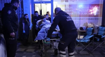 Bıçakla yaralanan genç kız ambulansa alınırken yakınlarına el salladı