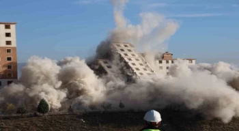 37 bloklu sitenin son binaları da dinamitle patlatılarak yıkıldı