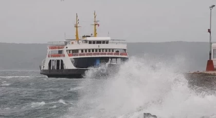 Çanakkale-Eceabat hattındaki feribot seferleri fırtına nedeniyle iptal edildi
