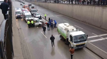 Yozgat’ta çöp toplama aracına çarpan hafif ticari araç sürücüsü yaralandı