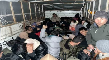 Ezine’de kamyonet kasasında 42 kaçak göçmen yakalandı