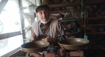 Kahramanmaraş’ta bakkal işleten 90 yaşındaki Zekeriya Çömez, 50 yıldır eski tip teraziden vazgeçmiyor.