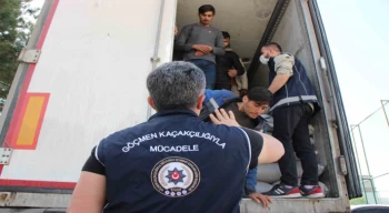 Amasya’da mercimek yüklü tırdan 40 kaçak göçmen çıktı