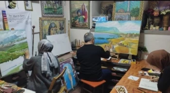 Ulaş’ın 50 yıl önceki hali Manisa’da yağlıboya tablolara işleniyor