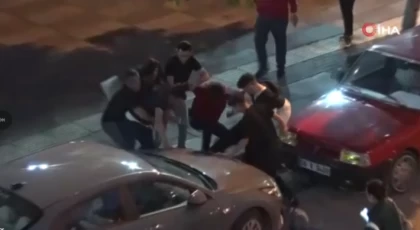 Ankara’da iki grup arasında kavga: Sokakta yumrukların konuştuğu anlar kamerada