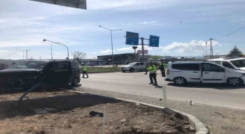 Bingöl’de minibüs ve hafif ticari araç çarpıştı: 15 yaralı