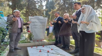 CHP Genel Başkanı Özel Manisa’da hem ailesinin hem de Manisa Tarzanı’nın mezarını ziyaret etti