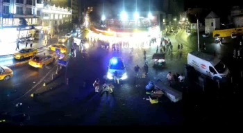Taksim Meydanı’nda geçtiğimiz yaz meydana gelen olayın görüntüleri ortaya çıktı: Kadınlar polis otosuna saldırdı, karakolu birbirine kattı